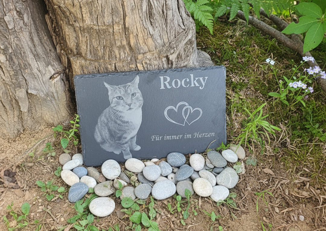 Gedenktafel aus Schiefer mit Gravur - Personalisiertes Grabmal Hund und Katze, wetterfeste Trauerplatte mit Foto & Text für Haustiere