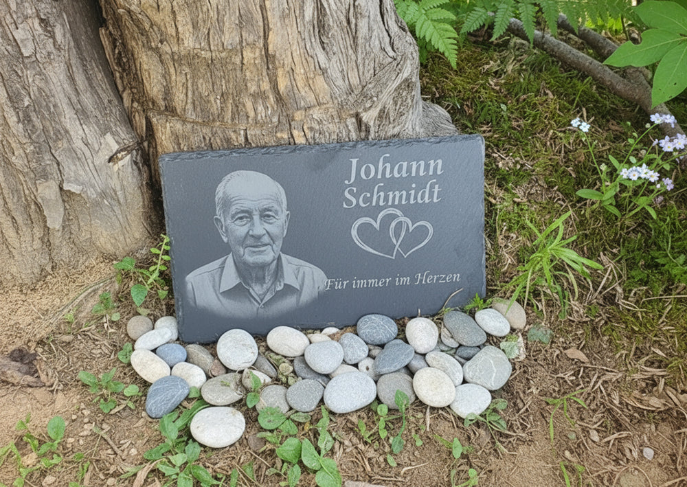 Gedenktafel für Verstorbene. Andenken mit Bild an geliebte Person graviert in Schiefer