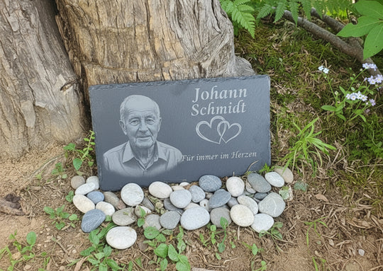Gedenktafel für Verstorbene. Andenken mit Bild an geliebte Person graviert in Schiefer
