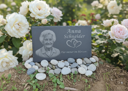 Gedenktafel für Verstorbene. Andenken mit Bild an geliebte Person graviert in Schiefer