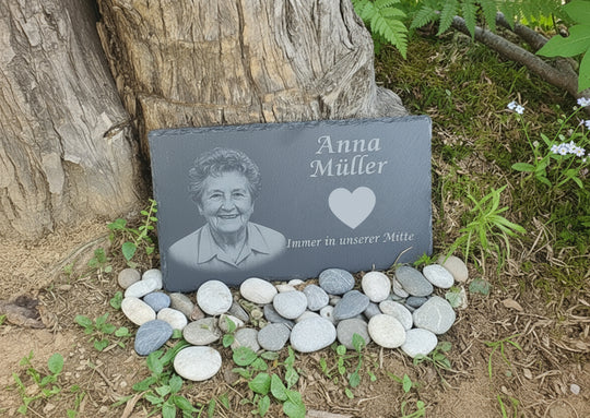 Gedenktafel für Verstorbene. Andenken mit Bild an geliebte Person graviert in Schiefer