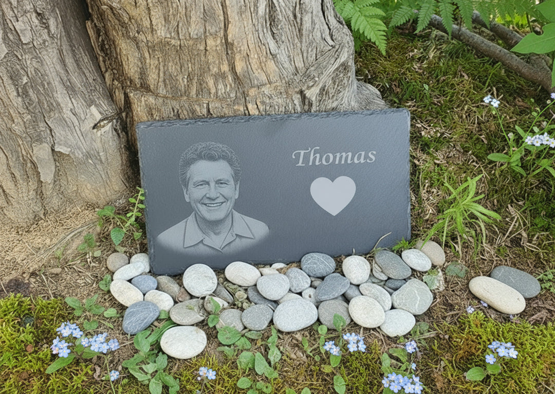 Gedenktafel für Verstorbene. Andenken mit Bild an geliebte Person graviert in Schiefer. Einfach trauersymbol, Gedenkstätte