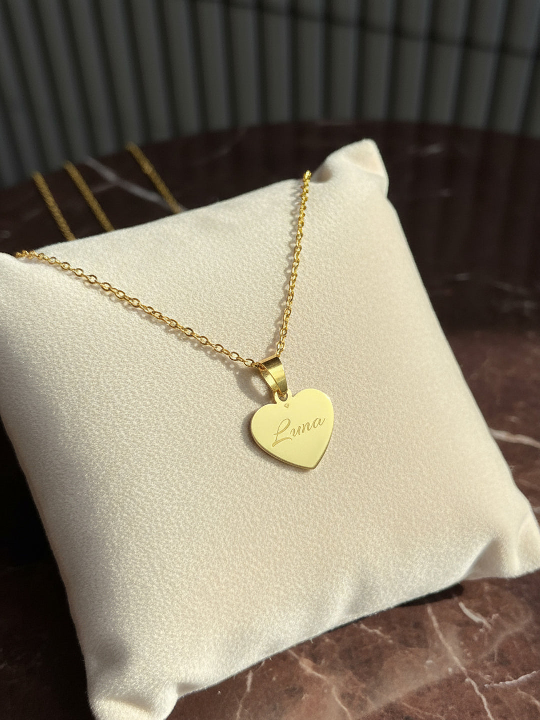 Goldfarbene Herzkette mit Gravur - personalisiert mit Name Datum oder Symbol