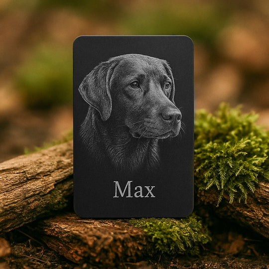 Personalisierte schwarze Aluminium-Fotokarte mit Hundeporträt und Name Max
