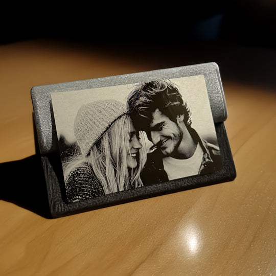 Gravierte Fotokarte mit Paarmotiv in einem Kartenaufsteller