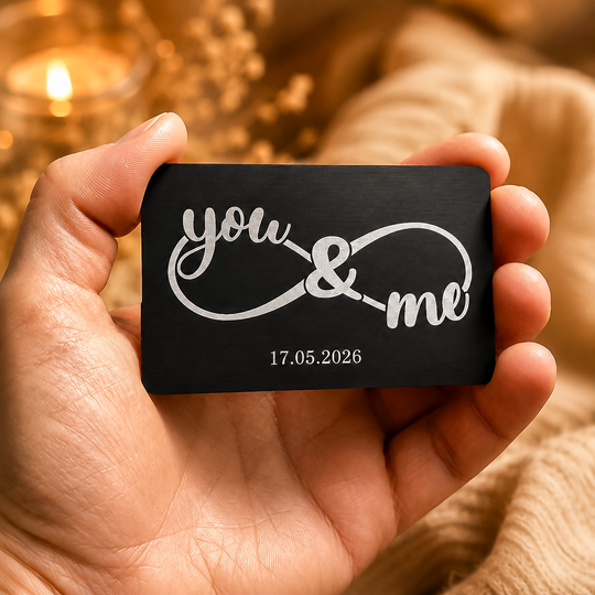 Personalisierte schwarze Fotokarte mit You and Me Motiv und Datum