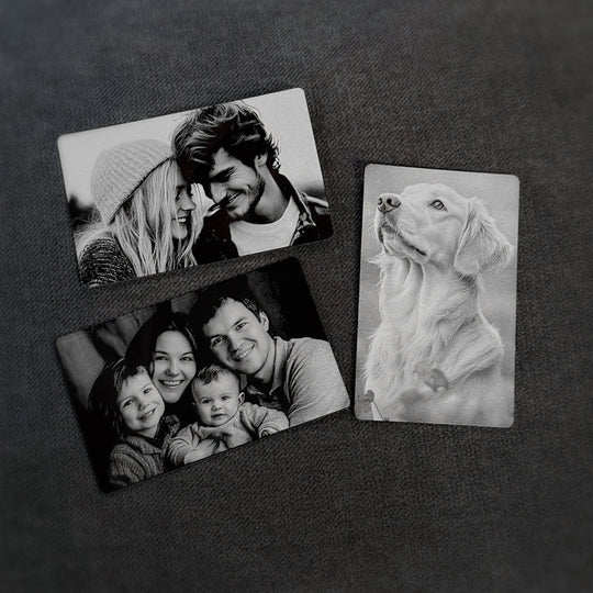 Mehrere personalisierte Fotokarten mit Motiven von Paar, Familie und Haustier