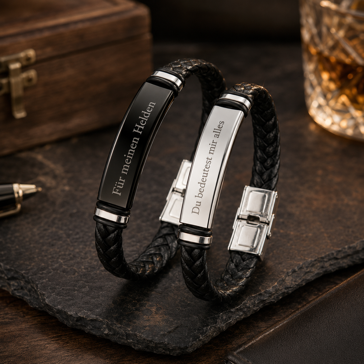 Schwarzes Herren-Lederarmband mit Gravur „Für meinen Helden“