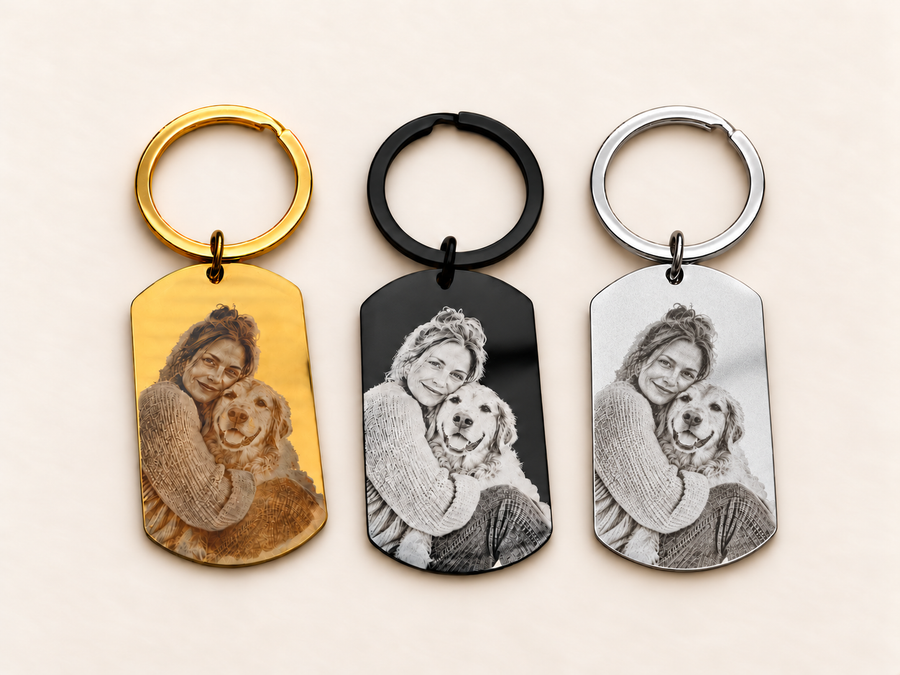 Drei gleich große Edelstahl-Dogtags mit Fotogravur in Goldfarben, Schwarz und Silberfarben, jeweils mit passendem Schlüsselring. Digital gestaltete Produktübersicht.