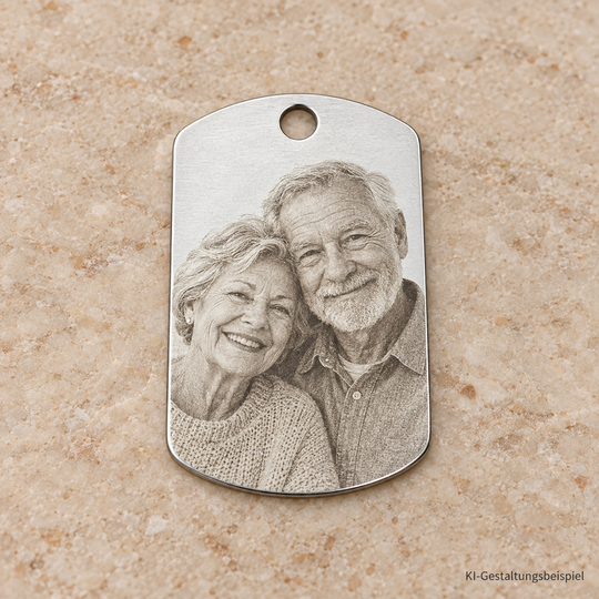 KI-Gestaltungsbeispiel: kleinerer silberfarbener Edelstahl-Foto-Dogtag mit einem frei erfundenen älteren Paar als Erinnerungsmotiv