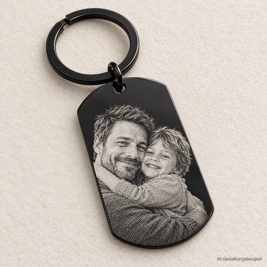 KI-Gestaltungsbeispiel: schwarzer Edelstahl-Foto-Dogtag mit einem frei erfundenen Vater-Kind-Motiv und Schlüsselring
