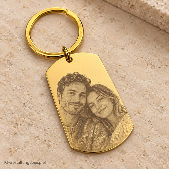KI-Gestaltungsbeispiel: goldfarbener Edelstahl-Foto-Dogtag mit einem frei erfundenen Paarmotiv und Schlüsselring