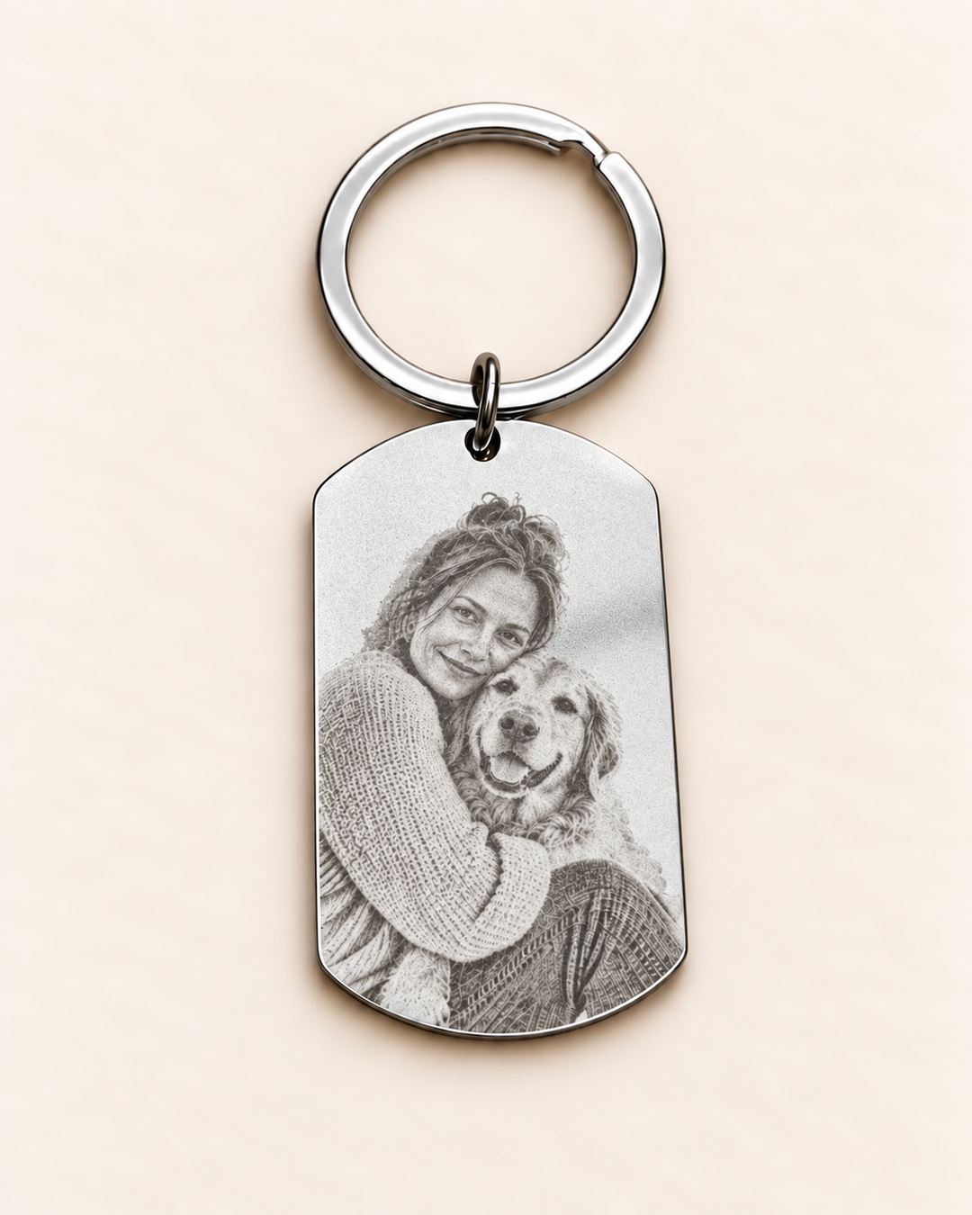 Silberfarbener Edelstahl-Dogtag ca. 49 × 28 mm mit passendem Schlüsselring und flacher Fotogravur von Frau und Hund. Digital gestaltetes Beispiel.