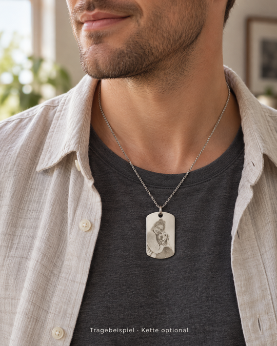 Digitales Tragebeispiel eines silberfarbenen Foto-Dogtags an einer optionalen Kette; kein Originalproduktfoto