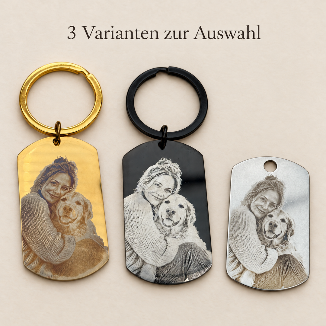 Digital gestaltete Studioübersicht auf Basis echter Produktaufnahmen: drei Edelstahl-Dogtag-Varianten zur Auswahl, Goldfarben, Schwarz und Silberfarben; kein Dreier-Set
