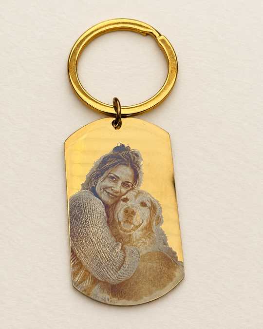 Digital aufbereitete Studioansicht des goldfarbenen Foto-Dogtags auf Basis einer echten Musteraufnahme