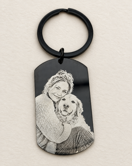 Digital aufbereitete Studioansicht des schwarzen Foto-Dogtags auf Basis einer echten Musteraufnahme