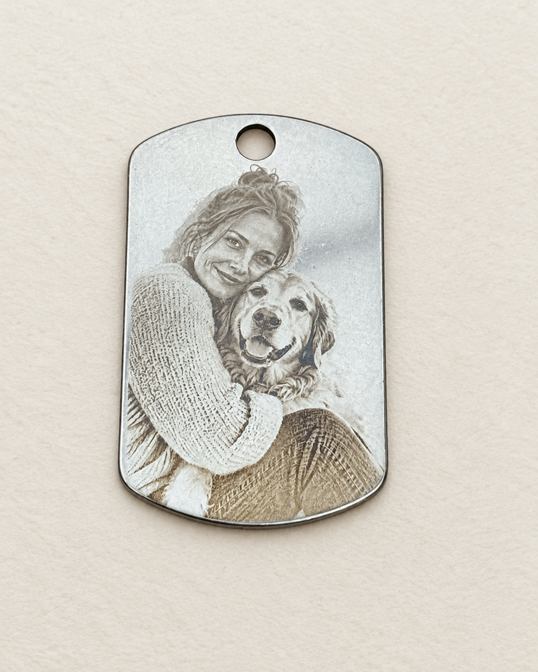Digital aufbereitete Studioansicht des kleineren silberfarbenen Foto-Dogtags auf Basis einer echten Musteraufnahme