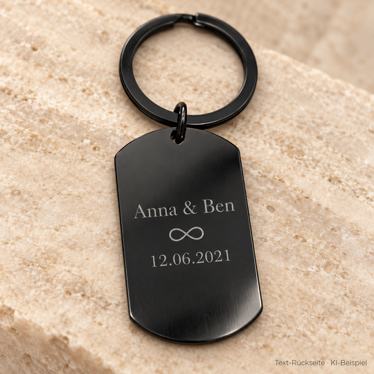 KI-Beispiel für die Text-Rückseite der Option Foto vorne + Text hinten: schwarzer Edelstahl-Dogtag mit Anna & Ben, Unendlichkeitssymbol und Datum 12.06.2021