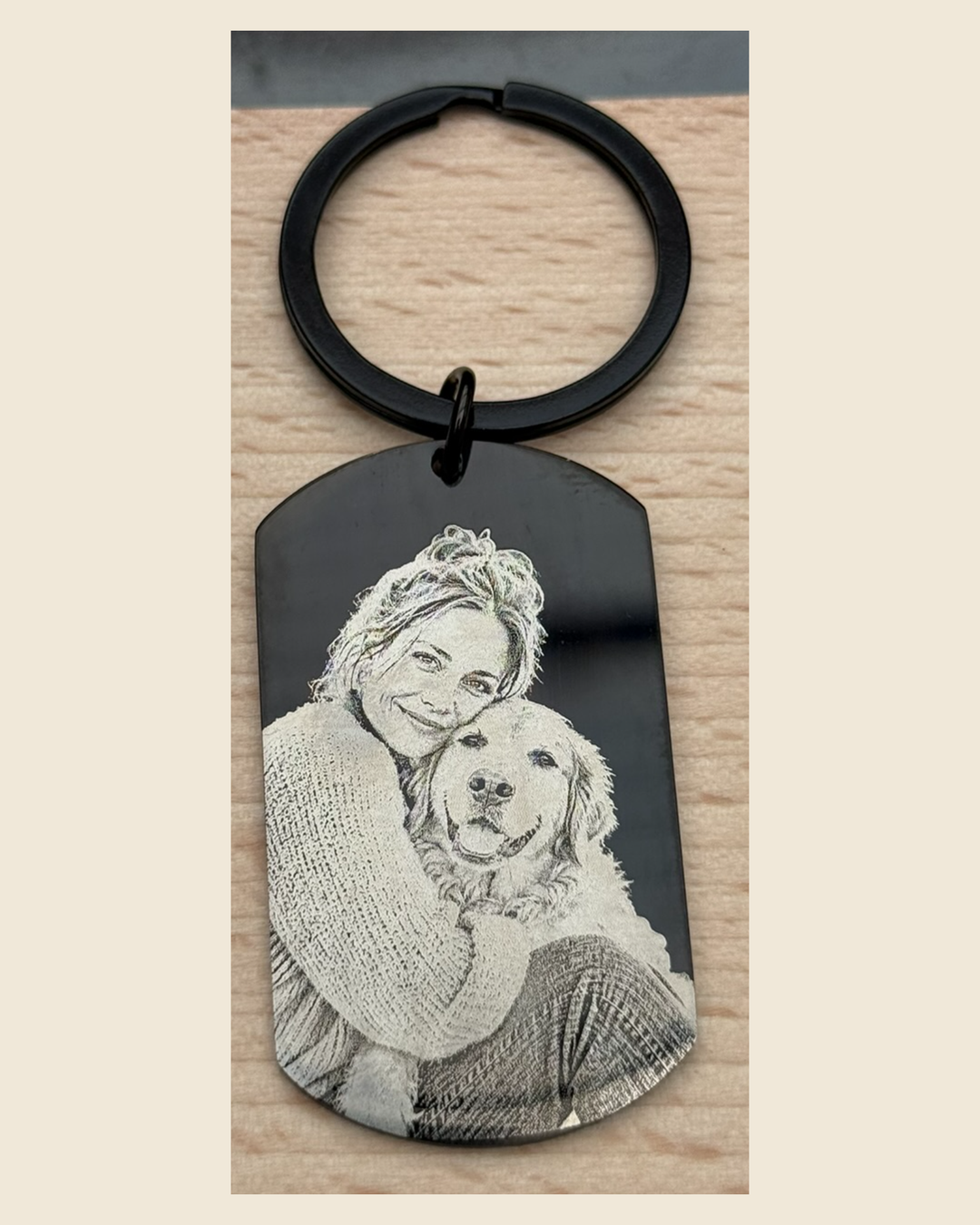 Gefertigter schwarzer Edelstahl-Dogtag mit Fotogravur und Schlüsselring