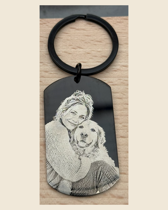 Gefertigter schwarzer Edelstahl-Dogtag mit Fotogravur und Schlüsselring