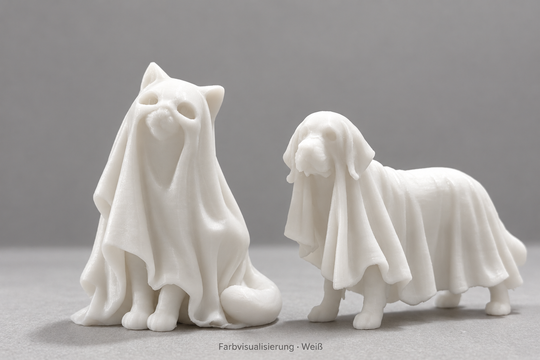 Digitale Farbvisualisierung in Weiß: Geisterkatze links und Geisterhund rechts auf grauem Untergrund, mit Lakenfalten und sichtbarer Druckoberfläche. Die weiße Variante leuchtet nicht.