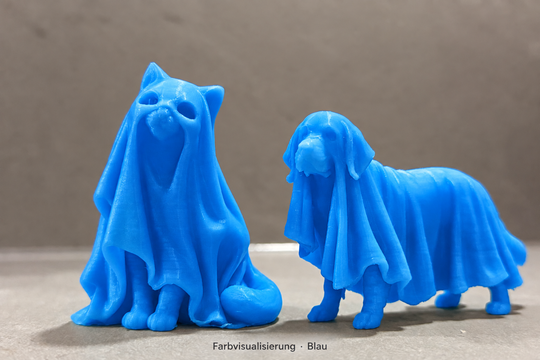 Digitale Farbvisualisierung in Blau: Geisterhund und Geisterkatze als Duo. Die Aufnahme zeigt die Farbe bei Licht, keinen blauen Leuchteffekt.