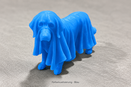Digitale Farbvisualisierung in Blau: Stehender Geisterhund. Die Aufnahme zeigt die Farbe bei Licht, keinen blauen Leuchteffekt.