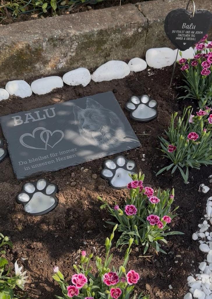 Gedenktafel für Balu am persönlichen Erinnerungsplatz