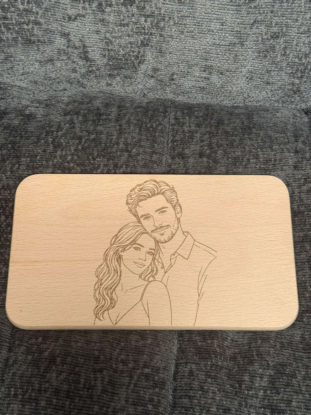 Originalfoto eines Buchenbretts mit persönlicher Line-Art-Paargravur