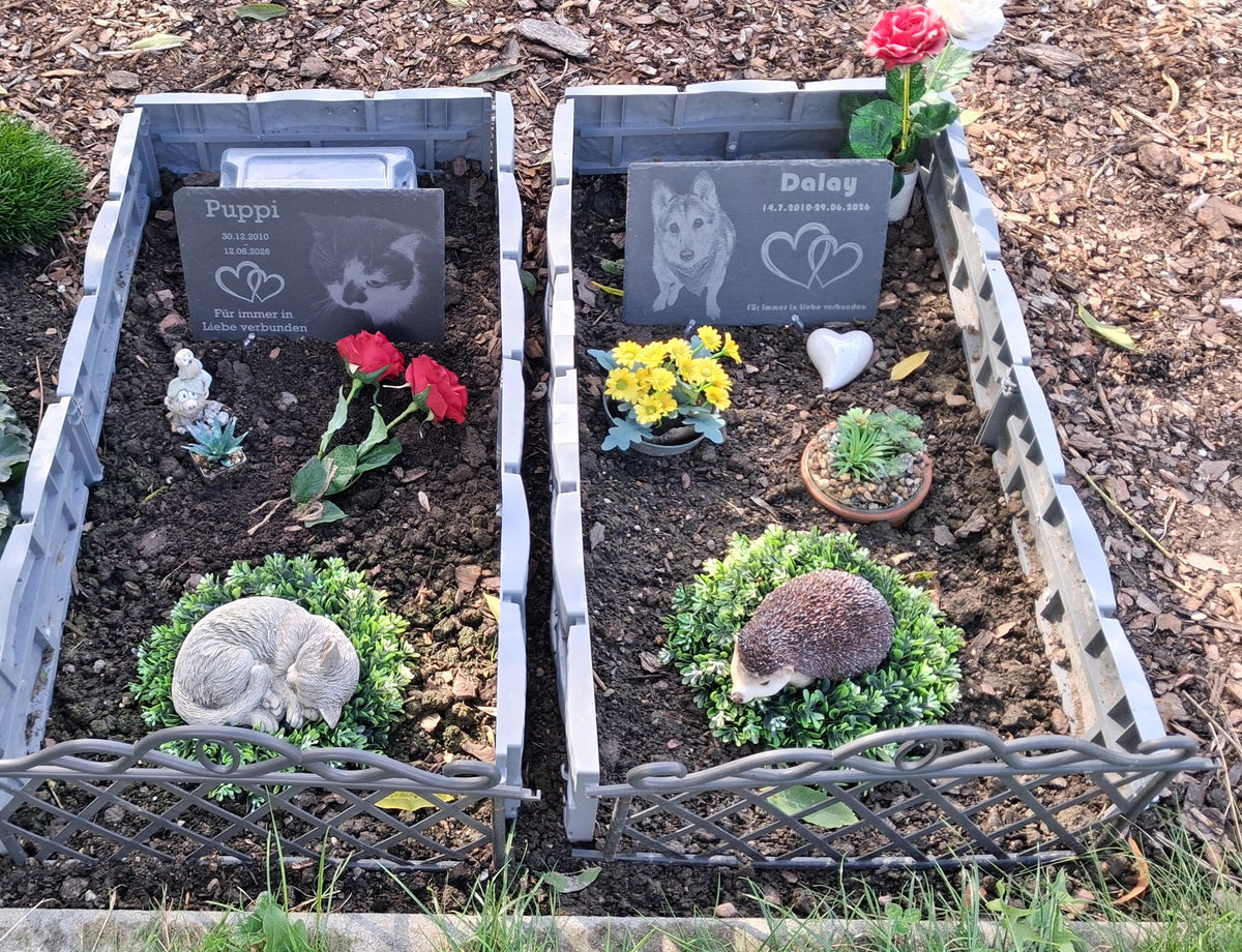 Gedenktafeln für Puppi und Dalay nebeneinander auf dem Tierfriedhof, von einer Kundin fotografiert