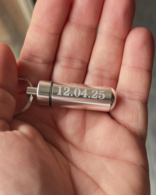 Zweite Gravurseite der Mini-Urne mit Datum