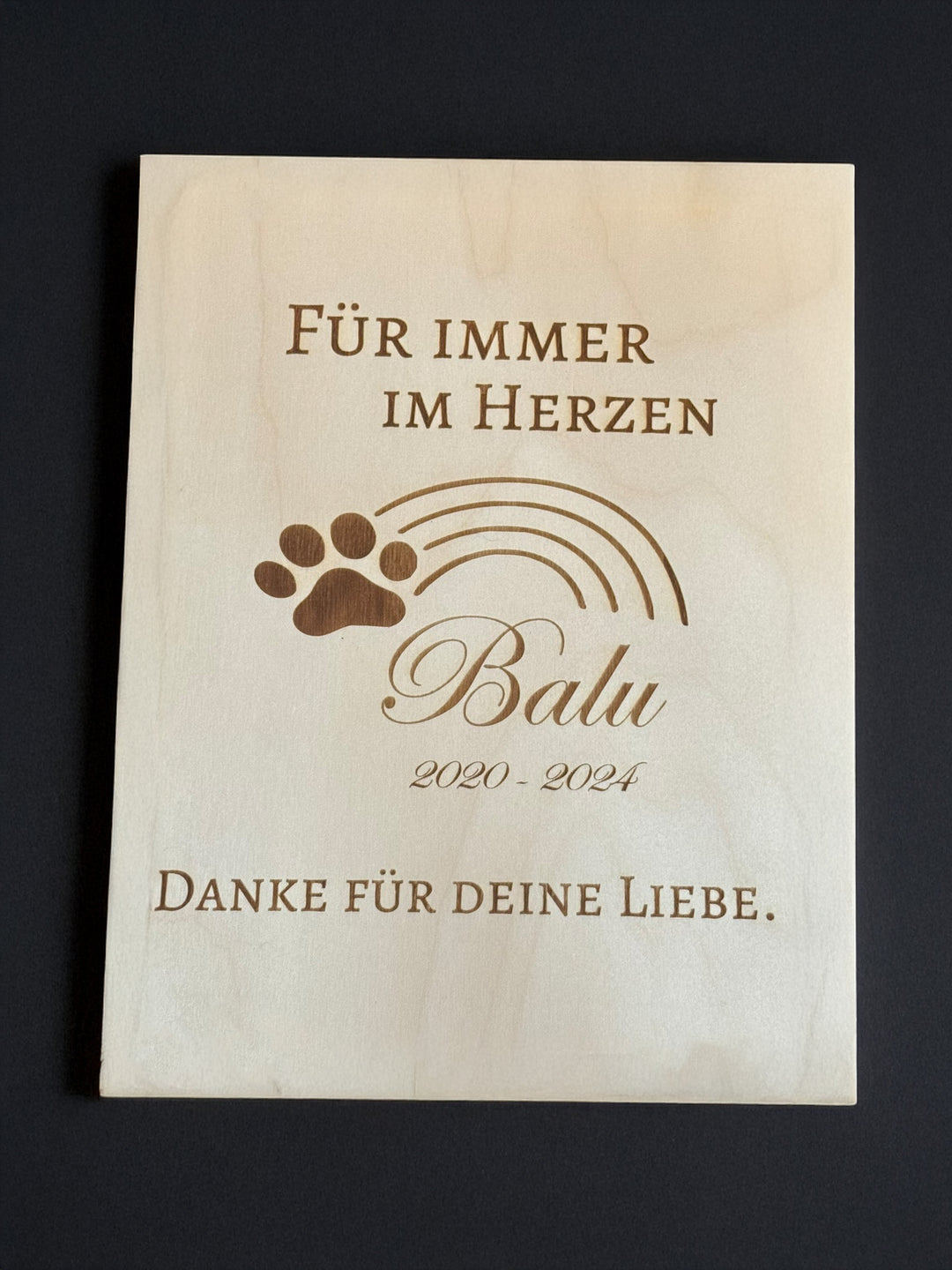 Gedenktafel Hund mit Regenbogen und Gravur