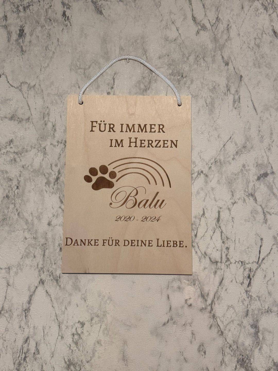 Gedenktafel Hund mit Regenbogen und Gravur