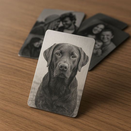 Personalisierte Fotokarte aus Aluminium mit Hundeporträt und Familienfotos