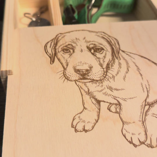 Video der personalisierten Holz-Erinnerungsbox mit Line-Art-Gravur und Innenfächern