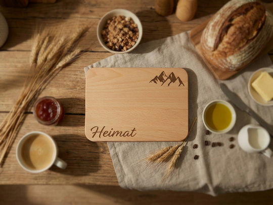 Personalisiertes Frühstücksbrett mit Gravur aus Buche oder Bambus
