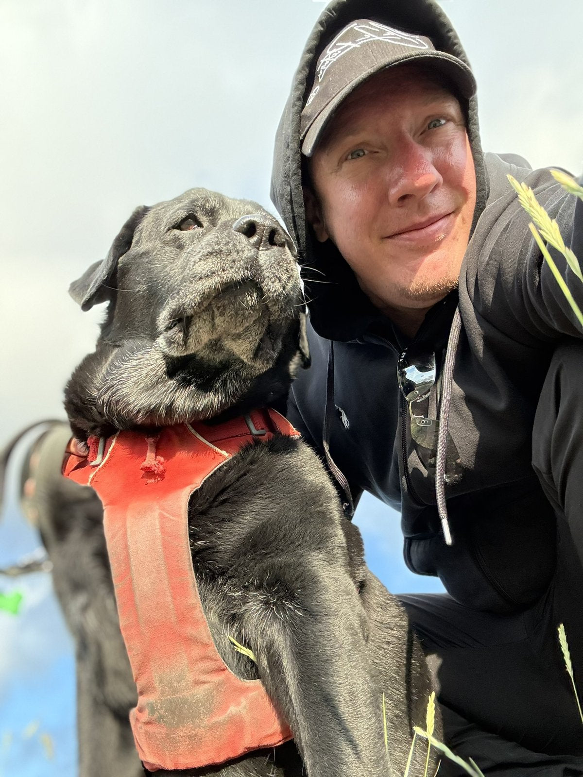 Markus mit seinem Hund im Freien