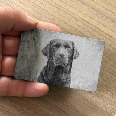 Gravierte Metallkarte mit Hundefoto