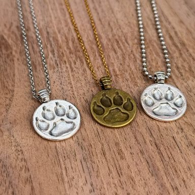 Pfotenanhänger aus Edelstahl in Silber oder Vintage – personalisierbar mit Gravur – Geschenk für Tierliebhaber mit Kette