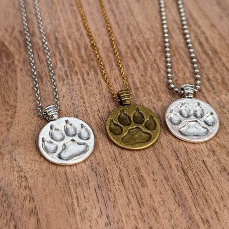 Pfotenanhänger aus Edelstahl in Silber oder Vintage – personalisierbar mit Gravur – Geschenk für Tierliebhaber mit Kette