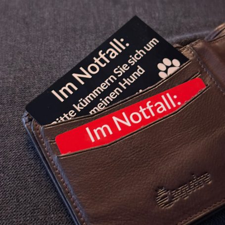 Notfallkarte mit Anhänger im Portemonnaie